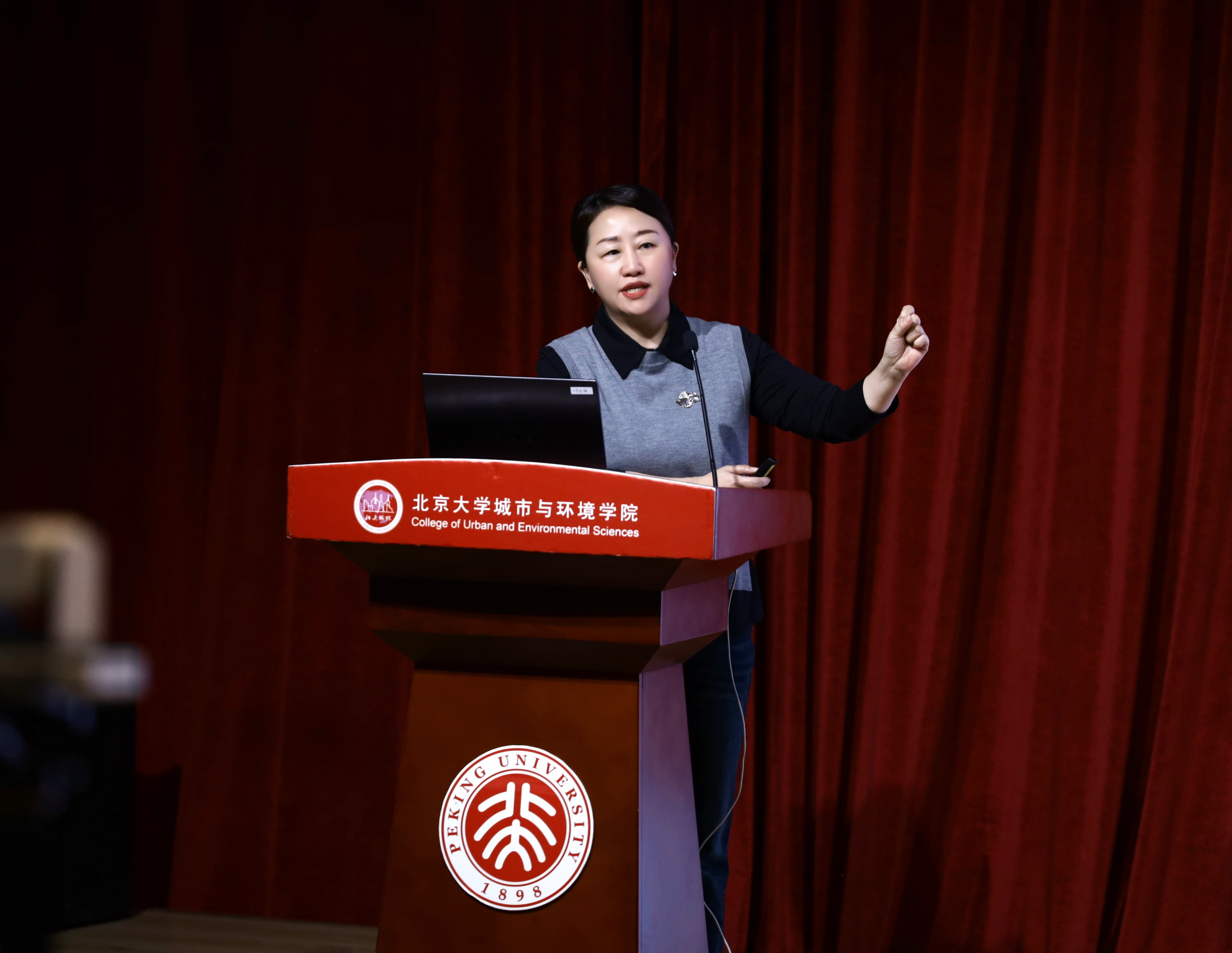 5-副院长刘萍作财务工作报告 (2).jpg